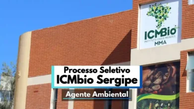 Prédio com placa do ICMBio e texto destacando processo seletivo para Agente Ambiental em Sergipe. Foto: Montagem MDC Concursos/ICMbio-Divulgação