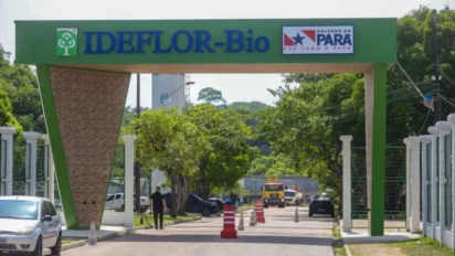Entrada do IDEFLOR-Bio no Pará com pórtico verde, logomarca do órgão e placa do Governo do Pará, veículos e árvores ao fundo. Foto: Divulgação/Secretaria de Comunicação do Pará