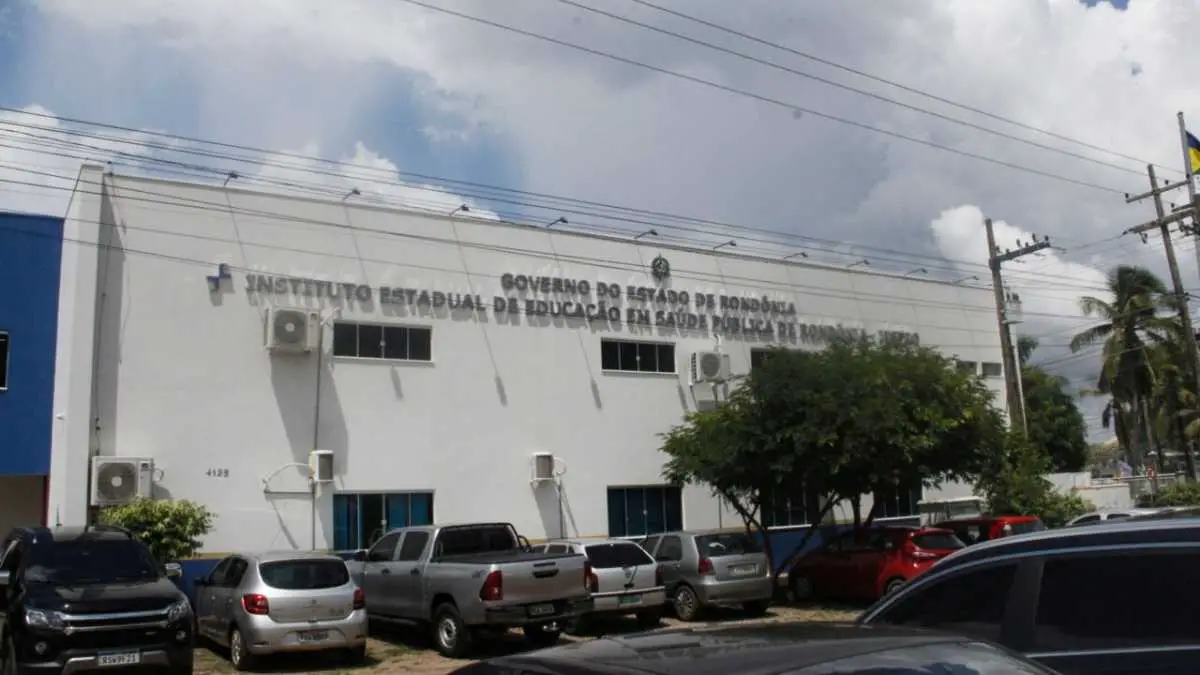 Fachada do prédio do Instituto Estadual de Educação em Saúde Pública de Rondônia com veículos estacionados em frente.
