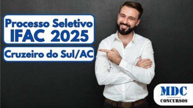 Processos Seletivos 7 Homem sorridente de barba e camisa branca aponta para a esquerda em frente a um fundo escuro; ao lado dele há um letreiro azul e branco com os dizeres Processo Seletivo IFAC 2025 Cruzeiro do Sul/AC; no canto inferior direito aparece o logotipo MDC Concursos em azul