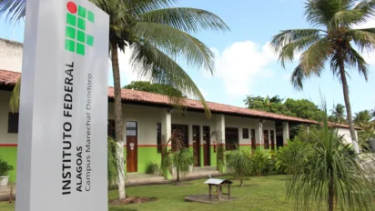 Fachada do Instituto Federal de Alagoas no campus Marechal Deodoro, com prédio térreo, palmeiras, jardim e placa institucional em primeiro plano. Foto: Divulgação/IFAL