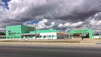 Fachada do Instituto Federal da Bahia, campus Euclides da Cunha, com prédios verdes e céu nublado ao fundo. Foto: Divulgação/IFBA