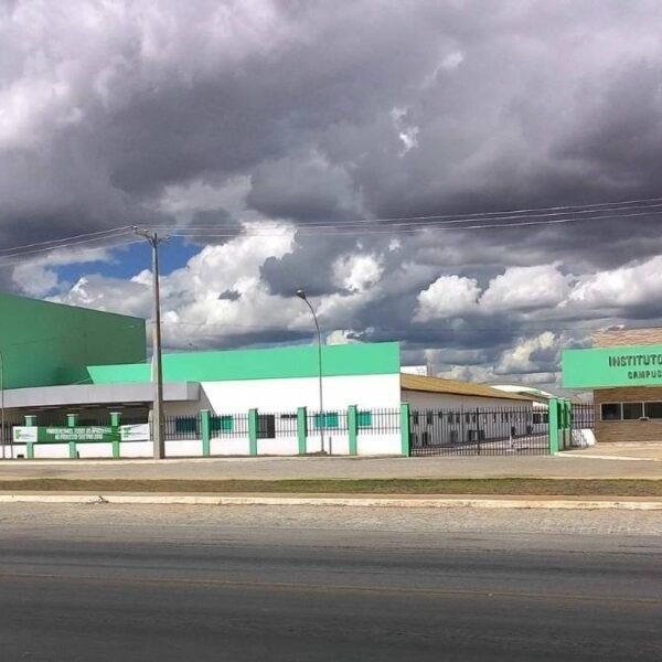 Fachada do Instituto Federal da Bahia, campus Euclides da Cunha, com prédios verdes e céu nublado ao fundo. Foto: Divulgação/IFBA