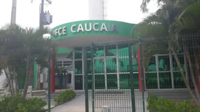 Fachada do campus IFCE Caucaia com portão de entrada e letreiro em destaque. Foto: Divulgação/IFCE