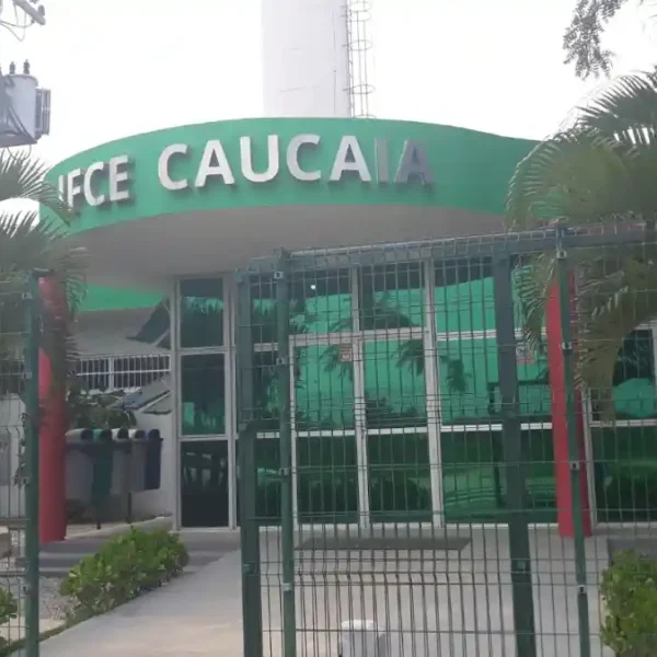 Fachada do campus IFCE Caucaia com portão de entrada e letreiro em destaque. Foto: Divulgação/IFCE