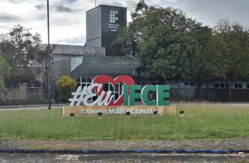 Fachada do Instituto Federal do Ceará campus Maracanaú com letreiro #EuIFCE em frente ao prédio. Foto: Joelkaula/Wikipédia
