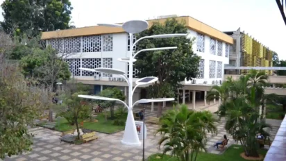 Prédio do Instituto Federal de Goiás com áreas verdes, bancos na praça e uma estrutura moderna em formato de árvore no centro. Foto: Divulgação/IFG