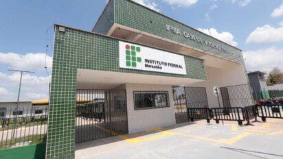 Entrada do IFMA Campus Vitorino Freire com fachada de azulejos verdes, portão fechado, logo do instituto e céu azul ao fundo. Foto: Divulgação/Ministério da Educação (MEC)