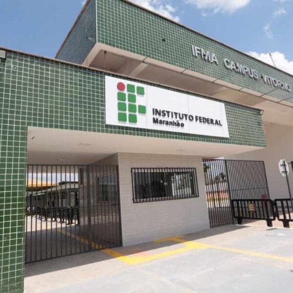 Entrada do IFMA Campus Vitorino Freire com fachada de azulejos verdes, portão fechado, logo do instituto e céu azul ao fundo. Foto: Divulgação/Ministério da Educação (MEC)
