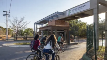 Cursos técnicos gratuitos do IFNMG no campus Januária com estudantes na entrada da instituição