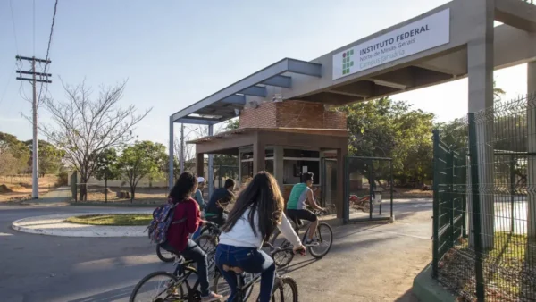 Cursos técnicos gratuitos do IFNMG no campus Januária com estudantes na entrada da instituição