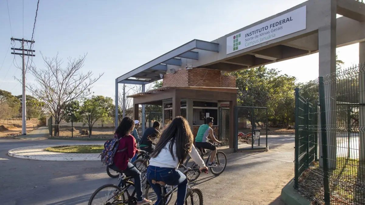 Cursos técnicos gratuitos do IFNMG no campus Januária com estudantes na entrada da instituição