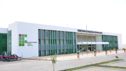 Fachada do Instituto Federal da Paraíba, Campus Picuí, com estrutura moderna branca e verde e área externa pavimentada com vasos de plantas. Foto: Divulgação/IFPB