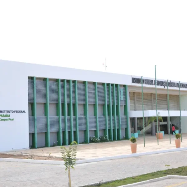 Fachada do Instituto Federal da Paraíba, Campus Picuí, com estrutura moderna branca e verde e área externa pavimentada com vasos de plantas. Foto: Divulgação/IFPB