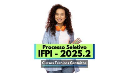 Jovem sorridente com cabelos cacheados e escuros veste camisa listrada azul sobre camiseta branca, com fones de ouvido laranja no pescoço e segura cadernos coloridos. Ao fundo, há um fundo branco e, sobreposto à imagem, há um banner com os dizeres "Processo Seletivo IFPI - 2025.2" em destaque, seguido da frase "Cursos Técnicos Gratuitos", indicando abertura de vagas em cursos profissionalizantes.