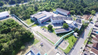 Vista aérea de um campus do Instituto Federal do Paraná, com prédios cercados por áreas verdes e ruas asfaltadas ao redor. Foto: Divulgação/IFPR