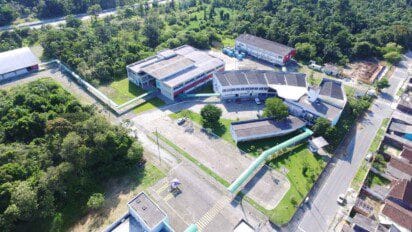 Vista aérea de um campus do Instituto Federal do Paraná, com prédios cercados por áreas verdes e ruas asfaltadas ao redor. Foto: Divulgação/IFPR