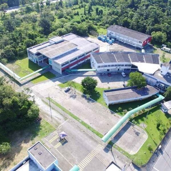 Vista aérea de um campus do Instituto Federal do Paraná, com prédios cercados por áreas verdes e ruas asfaltadas ao redor. Foto: Divulgação/IFPR