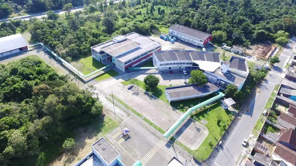 IFPR abre 4.400 vagas em Cursos Técnicos e de Graduação 5 Vista aérea de um campus do Instituto Federal do Paraná, com prédios cercados por áreas verdes e ruas asfaltadas ao redor. Foto: Divulgação/IFPR