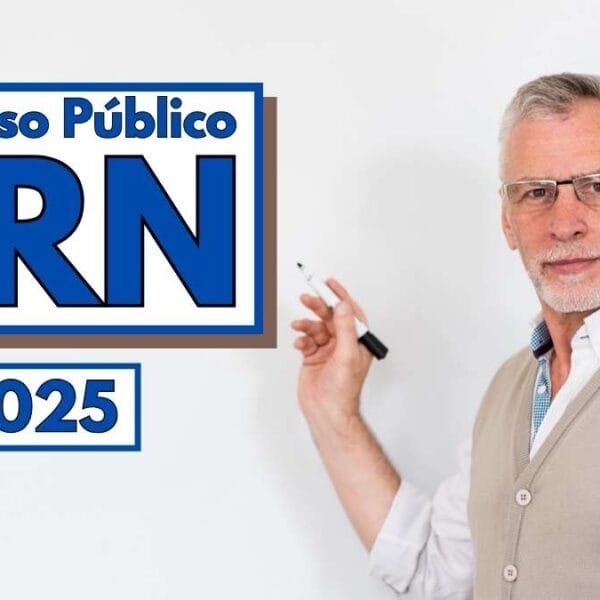 Homem de cabelos grisalhos, usando óculos, camisa branca e colete bege, segura uma caneta preta e aponta para um quadro branco ao lado do qual aparece o texto Concurso Público IFRN 2025 em letras azuis dentro de um retângulo com bordas azuis e marrons; no canto inferior direito está o logotipo MDC Concursos