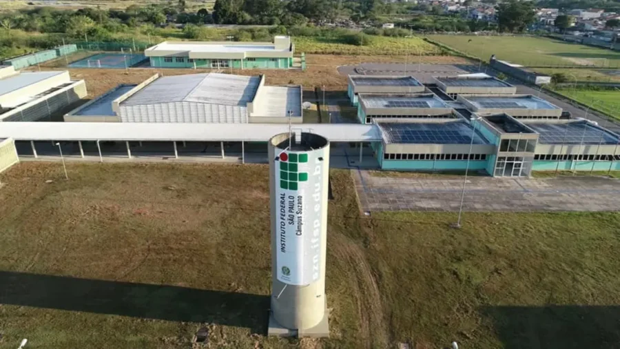 Vista aérea do IFSP Campus Suzano com torre d'água identificada, onde são ofertadas vagas de especialização gratuita em 2026