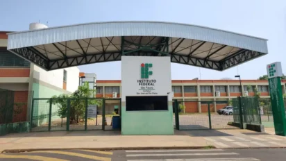 Entrada do campus São José do Rio Preto do Instituto Federal de São Paulo (IFSP) com portão verde, cobertura metálica e placa com o logotipo da instituição. Foto: Divulgação/IFSP