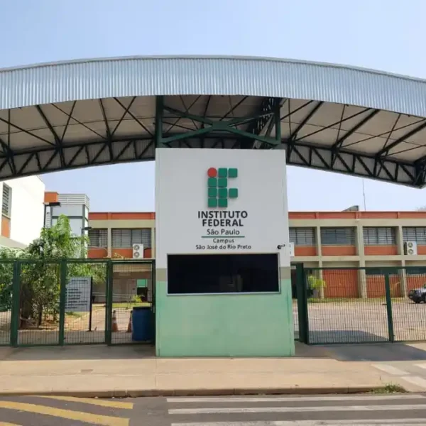 Entrada do campus São José do Rio Preto do Instituto Federal de São Paulo (IFSP) com portão verde, cobertura metálica e placa com o logotipo da instituição. Foto: Divulgação/IFSP