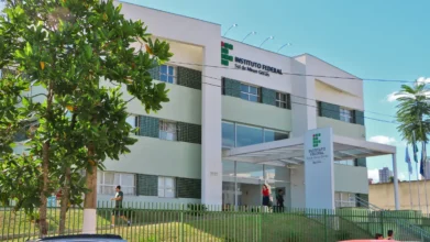 Fachada do IFSULDEMINAS, instituição que oferece especialização EaD gratuita com 350 vagas em 2026