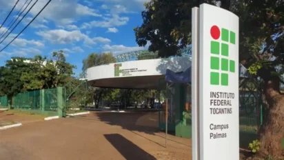 Entrada do Instituto Federal do Tocantins Campus Palmas com placa de identificação e logotipo. Foto: Divulgação/IFTO
