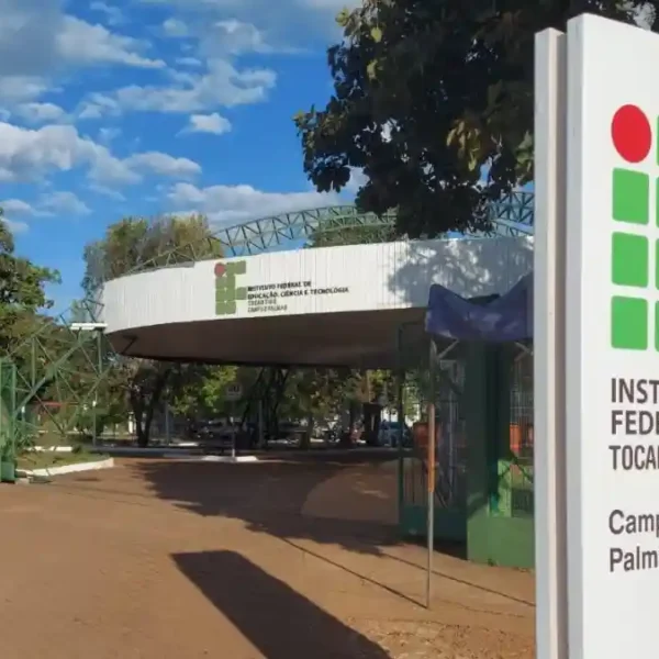 Entrada do Instituto Federal do Tocantins Campus Palmas com placa de identificação e logotipo. Foto: Divulgação/IFTO