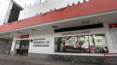 INC abre processo seletivo com 470 vagas de até R$ 12.753,22 2 Fachada do Instituto Nacional de Cardiologia com letreiro do Ministério da Saúde e entrada principal visível. Foto: Divulgação/INC