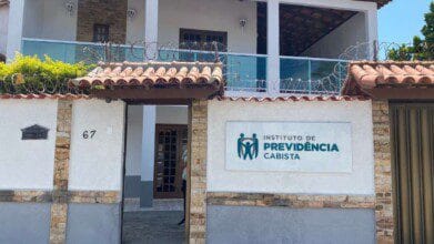 Fachada do Instituto de Previdência Cabista em Arraial do Cabo, com placa de identificação na parede externa e número 67 visível. Foto: Divulgação/IPC Arraial do Cabo