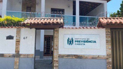 Fachada do Instituto de Previdência Cabista em Arraial do Cabo, com placa de identificação na parede externa e número 67 visível. Foto: Divulgação/IPC Arraial do Cabo