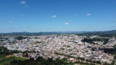 Vista aérea da cidade de Machado em Minas Gerais com área urbana cercada por morros e vegetação. Foto: Divulgação/Prefeitura de Machado-MG