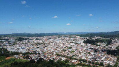 Vista aérea da cidade de Machado em Minas Gerais com área urbana cercada por morros e vegetação. Foto: Divulgação/Prefeitura de Machado-MG