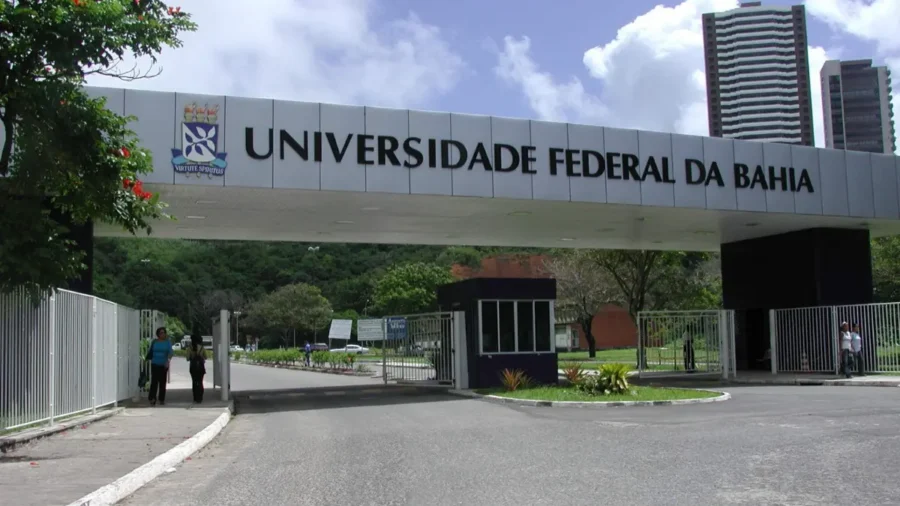 Entrada da Universidade Federal da Bahia com pedestres e guarita, instituição responsável pela especialização EaD gratuita
