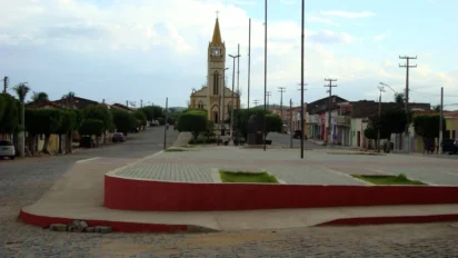 Vista de uma praça e rua principal de Ibiara-PB com uma igreja ao fundo e casas laterais. Foto: Divulgação/Prefeitura de Ibiara-PB
