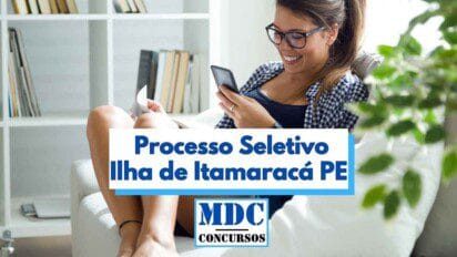 Mulher jovem sentada confortavelmente em um sofá branco, sorrindo enquanto olha o celular e segura um papel nas mãos. Ao fundo, há uma estante com livros e decoração em tons claros, transmitindo um ambiente doméstico e acolhedor. Sobre a imagem, há um banner com os dizeres "Processo Seletivo Ilha de Itamaracá PE" e a logomarca do site MDC Concursos.
