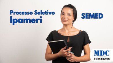 Mulher jovem de pele morena, vestindo um vestido preto elegante, segura um caderno preto e uma caneta azul enquanto sorri suavemente. Seu cabelo está preso em um coque alto, e ela usa um colar delicado e anéis. O fundo é branco e minimalista, destacando sua expressão confiante e postura profissional - Ipameri (GO) abre 25 vagas com salários de até R$ 4.924 na Educação