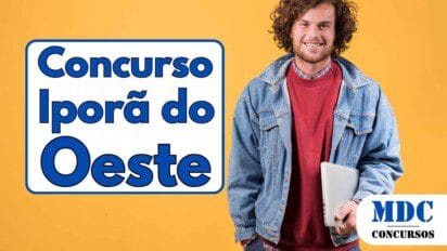 Homem jovem sorridente de cabelos cacheados segurando um notebook, vestindo jaqueta jeans e moletom vermelho, posando em frente a um fundo amarelo vibrante - Iporã do Oeste (SC) abre 10 vagas com salários de até R$ 5,7 mil em Concurso Público
