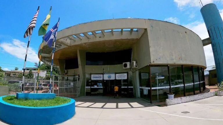 Fachada da Prefeitura de Itanhaém com bandeiras hasteadas e entrada principal do prédio circular. Foto: Divulgação/Prefeitura de Itanhaém-SP