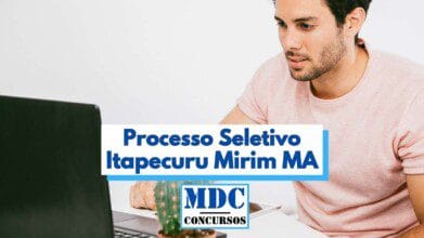 Processos Seletivos 2 A imagem mostra um homem jovem, de pele clara e barba curta, usando uma camiseta rosa clara, sentado em frente a um notebook preto. Ele parece concentrado, olhando para a tela do computador. No canto inferior esquerdo da imagem há um pequeno vaso com um cacto. Ao centro, sobreposto à imagem, há um texto escrito “Processo Seletivo Itapecuru Mirim MA”, com o logotipo “MDC Concursos” logo abaixo. A imagem é clara, com fundo branco, transmitindo um ambiente de estudo ou trabalho.