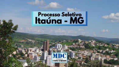 Imagem panorâmica da cidade de Itaúna, em Minas Gerais, com destaque para prédios residenciais e comerciais cercados por áreas verdes e morros ao fundo. No topo da imagem, há um céu azul com nuvens esparsas. Sobreposta à paisagem, uma faixa azul com os dizeres “Processo Seletivo Itaúna - MG” e, abaixo, o logotipo da MDC Concursos centralizado em destaque.