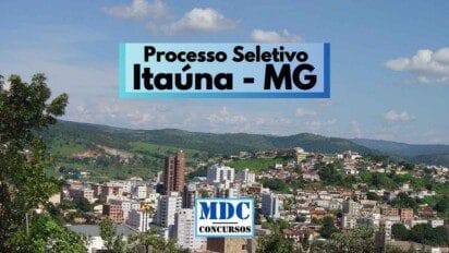 Imagem panorâmica da cidade de Itaúna, em Minas Gerais, com destaque para prédios residenciais e comerciais cercados por áreas verdes e morros ao fundo. No topo da imagem, há um céu azul com nuvens esparsas. Sobreposta à paisagem, uma faixa azul com os dizeres “Processo Seletivo Itaúna - MG” e, abaixo, o logotipo da MDC Concursos centralizado em destaque.