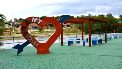 Letreiro em formato de coração com a inscrição “Itiquira-MT” em área urbana arborizada, com bancos cobertos e rio ao fundo em Itiquira, Mato Grosso. Foto: Divulgação/Prefeitura de Itiquira (MT)
