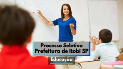 A imagem mostra uma professora sorridente em frente a um quadro branco, apontando para uma equação matemática escrita com marcador vermelho. Ela está em uma sala de aula com dois alunos visíveis, um de costas em primeiro plano e outro à direita, que interage com a professora. Na parte inferior da imagem há um texto que diz "Processo Seletivo Prefeitura de Itobi SP – Educação". A cena representa um ambiente escolar e educativo.