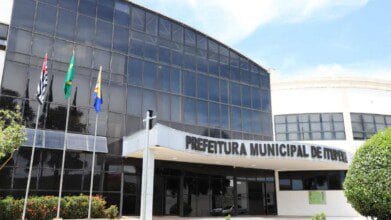 Processos Seletivos 7 Fachada da Prefeitura Municipal de Itupeva, SP, com estrutura moderna de vidro, letreiro institucional e mastros com bandeiras ao lado. Foto: Divulgação/Prefeitura de Itupeva-SP