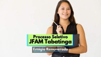 Imagem de divulgação de processo seletivo para estágio remunerado da Justiça Federal do Amazonas em Tabatinga. A imagem mostra uma jovem estudante sorridente, vestindo camisa preta sem mangas, segurando uma pasta preta e uma caneta. O fundo é branco e limpo, transmitindo um visual profissional. No centro da imagem, há um destaque com os dizeres “Processo Seletivo JFAM Tabatinga” e “Estágio Remunerado” em fontes grandes e chamativas.