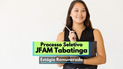 Imagem de divulgação de processo seletivo para estágio remunerado da Justiça Federal do Amazonas em Tabatinga. A imagem mostra uma jovem estudante sorridente, vestindo camisa preta sem mangas, segurando uma pasta preta e uma caneta. O fundo é branco e limpo, transmitindo um visual profissional. No centro da imagem, há um destaque com os dizeres “Processo Seletivo JFAM Tabatinga” e “Estágio Remunerado” em fontes grandes e chamativas.