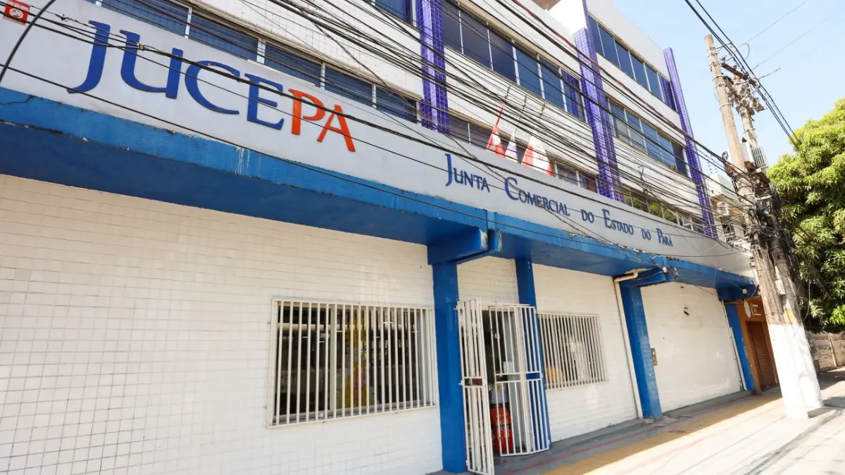 Fachada da JUCEPA (Junta Comercial do Estado do Pará) com prédio azul e branco visto da rua